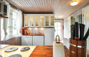 エーベルトフトにあるCozy Home In Ebeltoft With Kitchenの白いキャビネットとシンク付きのキッチン