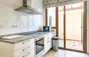 A kitchen or kitchenette at Gorgeous Home In Benahavís With Wifi