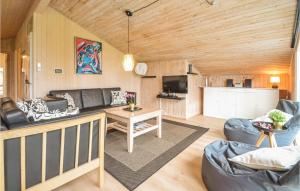 - un salon avec un canapé et une table dans l'établissement Pet Friendly Home In Fjerritslev With Kitchen, à Fjerritslev