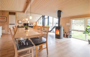 - une cuisine et une salle à manger avec un poêle à bois dans l'établissement Pet Friendly Home In Fjerritslev With Kitchen, à Fjerritslev