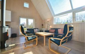 エーベルトフトにあるBeautiful Home In Ebeltoft With 4 Bedrooms, Sauna And Wifiのリビングルーム(椅子2脚、テーブル付)