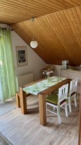 a dining room table and chairs in a room at Ferienwohnung Stockrose in Lohme