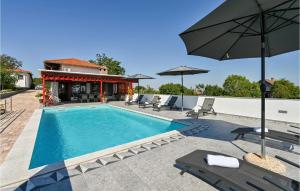 - une piscine avec mobilier de jardin et parasol dans l'établissement Amazing Home In Sedlarica With Heated Swimming Pool, 
