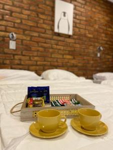 bandeja con dos tazas en una cama con dos tazas de té en Posada Patagonia Bed & Breakfast en San Juan