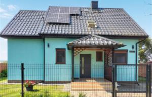 ノベ・バルプノにあるAwesome Home In Nowe Warpno With 4 Bedrooms And Wifiの青い屋根