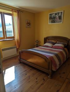 - une chambre avec un lit et une fenêtre dans l'établissement Domaine viticole Philippe Deschamps, à Beaujeu