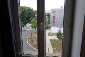 een raam met uitzicht op een straat bij LE BISTROT 203 - Tout équipé - WIFI & TV in Saint-Chamond