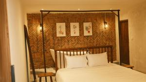 um quarto com uma cama com uma cabeceira de madeira em Vũ House Phú Yên- Boutique Room & Breakfast em Tuy Hoa