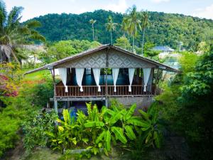 een prieel met blauwe vazen erop bij Oasis Yoga Bungalows in Koh Lanta