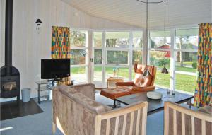 - un salon avec un canapé et une table dans l'établissement Stunning Home In Frvang With 3 Bedrooms, Wifi And Outdoor Swimming Pool, à Fårvang