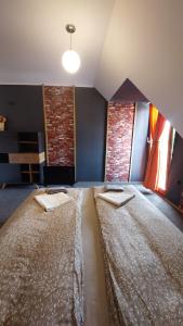 ein Schlafzimmer mit zwei Betten, auf denen Handtücher liegen in der Unterkunft Morrison Apartments in Miercurea Ciuc + 20 Fotos