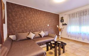 uma sala de estar com um sofá e uma janela em Pet Friendly Home In Gudovac With Wifi em Gudovac