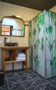 bagno con doccia, lavandino e bancone di B&B Joli met privé wellness a Wemeldinge