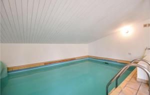 エーベルトフトにあるCozy Home In Ebeltoft With Outdoor Swimming Poolの青い水の屋内スイミングプール