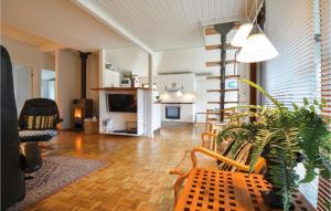 エーベルトフトにあるAmazing Home In Ebeltoft With Sauna, Wifi And Outdoor Swimming Poolのリビングルーム(階段付)、