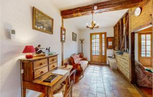 SaussignacにあるBeautiful Home In St Pierre Deyraud With 3 Bedrooms, Private Swimming Pool And Outdoor Swimming Poolのリビングルーム(木製テーブル、椅子付)