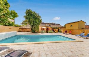 a swimming pool in the backyard of a house at Beautiful Home In St Pierre Deyraud With 3 Bedrooms, Private Swimming Pool And Outdoor Swimming Pool in Saussignac