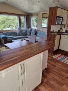 una cocina y sala de estar de una caravana en Loch Earn Holiday Home, en St Fillans
