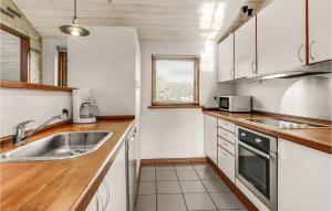 Kuchyň nebo kuchyňský kout v ubytování Holiday Home Øer Højden Denm