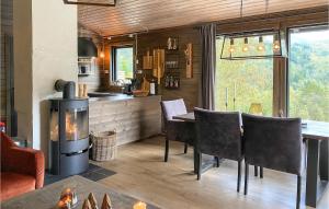 een keuken en eetkamer met een open haard in een huis bij Cozy Home In Stordal With House A Mountain View in Stordal