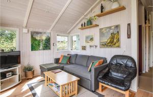 ein Wohnzimmer mit einem Sofa und einem TV in der Unterkunft 2 Bedroom Nice Home In Silkeborg in Silkeborg