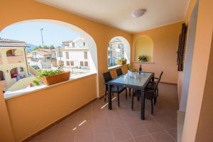 Un comedor con una mesa y una ventana. en Relaxing Le Residenze del Maria Rosaria num2215, en Orosei