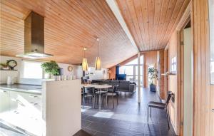 エーベルトフトにあるAmazing Home In Ebeltoft With 4 Bedrooms, Sauna And Wifiのキッチン、リビングルーム(テーブル、椅子付)