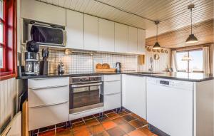 Kuchyň nebo kuchyňský kout v ubytování Holiday Home Skonnertvej Ebeltoft V