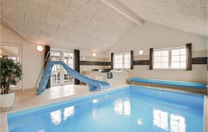 エーベルトフトにあるAwesome Home In Ebeltoft With 7 Bedrooms, Indoor Swimming Pool And Swimming Poolの屋内スイミングプール(スライダー付)