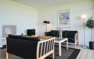 un soggiorno con divano e tavolo di Amazing Apartment In Ebeltoft With House Sea View a Ebeltoft