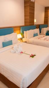 長灘島的住宿－Boracay Sea View Hotel，两张位于酒店客房的床,上面有鲜花