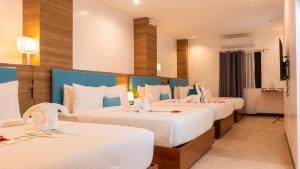 Tempat tidur dalam kamar di Boracay Sea View Hotel