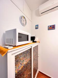 a microwave sitting on top of a counter in a room at Giallo Napoli in Naples