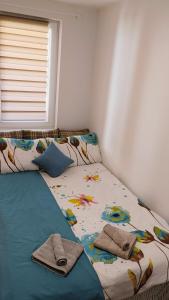 - un lit avec des serviettes dans une chambre dans l'établissement Felix Apartment Istocno Sarajevo, à Vranješ