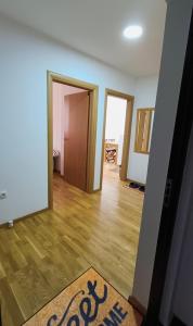 - un salon vide avec un tapis au sol dans l'établissement Felix Apartment Istocno Sarajevo, à Vranješ