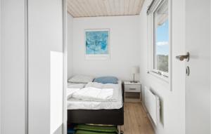 um pequeno quarto com uma cama e uma janela em Awesome Home In Ebberup With Kitchen em Ebberup