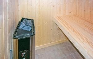 um interior de uma sauna com uma lata de lixo em 3 Bedroom Amazing Home In Fjerritslev em Fjerritslev