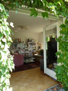 a living room with a door open to a living room at Im Efeu in Großniedesheim