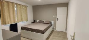 een kleine slaapkamer met een bed en een raam bij Haxabett in Rouffach