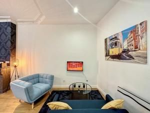 ein Wohnzimmer mit einem blauen Sofa und einem Tisch in der Unterkunft Cosy appart Lyon Part Dieu Félix 2 in Lyon