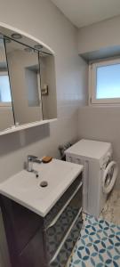 een badkamer met een toilet, een wastafel en een spiegel bij Haxabett in Rouffach