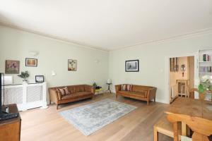 a living room with two couches and a table at Covent Garden Superior Two Bedroom Aparment on Strand in London