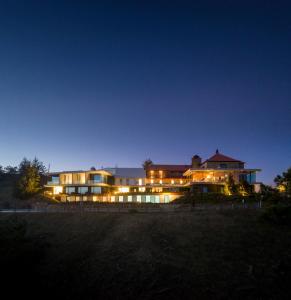 uma casa grande à noite com as luzes acesas em Casa de São Lourenço - Burel Mountain Hotels em Manteigas
