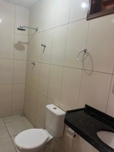 Pousada Do Sol في بارنايبا: حمام مع مرحاض ومغسلة