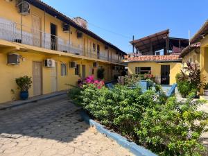 um pátio de um edifício com flores e plantas em Pousada Do Sol na Parnaíba