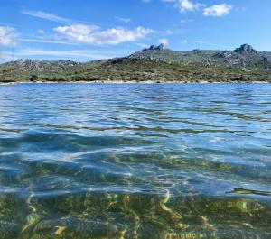 uma grande massa de água com montanhas ao fundo em Casa de São Lourenço - Burel Mountain Hotels em Manteigas