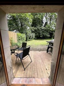 a view of a patio with a table and chairs at Superbe appartement cosy avec jardin in Nîmes