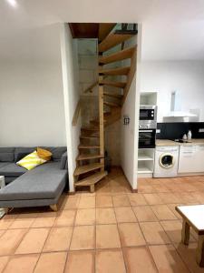 a living room with a staircase in a kitchen at Superbe appartement cosy avec jardin in Nîmes