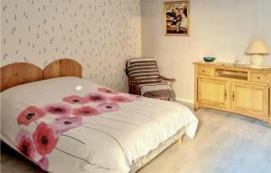 Een bed of bedden in een kamer bij Nice Home In Salbris With Kitchen