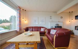 エーベルトフトにあるStunning Home In Ebeltoft With 4 Bedrooms, Sauna And Wifiのリビングルーム(ソファ、テーブル付)